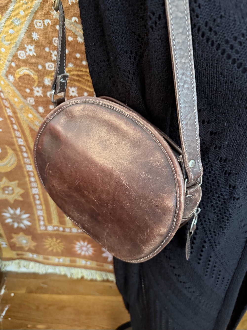 Classic Round Cantene Brown Leather Crossbody Bag - Picture 6 of 9